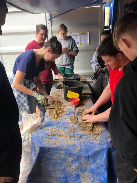 Datei:Abbildung 8- Mit Lehmsteinen ausgefachtes Fachwerk.jpg