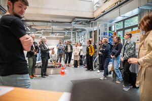 Teilnehmende bei einer Führung zu Biodiversität auf dem Campus im Grünen