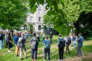 Teilnehmende bei einer Führung im Labor