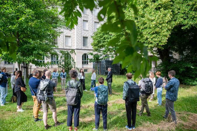 Teilnehmende bei einer Führung im Labor