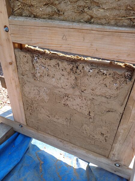 Datei:Abbildung 7- Mit Lehmsteinen ausgefachtes Fachwerk.jpg