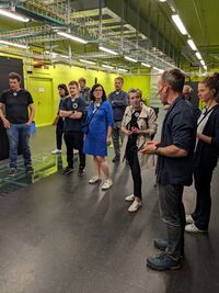 Teilnehmende im Serverraum des Hochleistungsrechners der TU Dresden